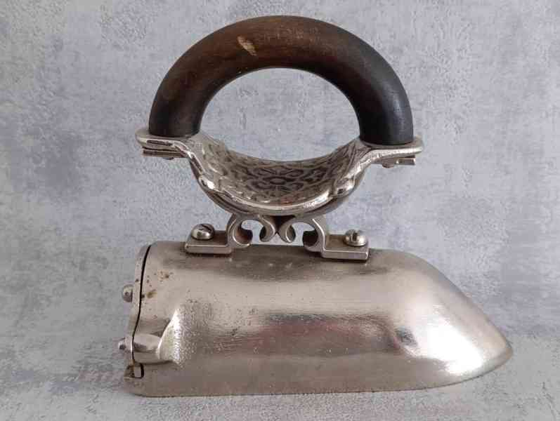 Starožitná niklovaná žehlička s nahřívacím tělískem - foto 16