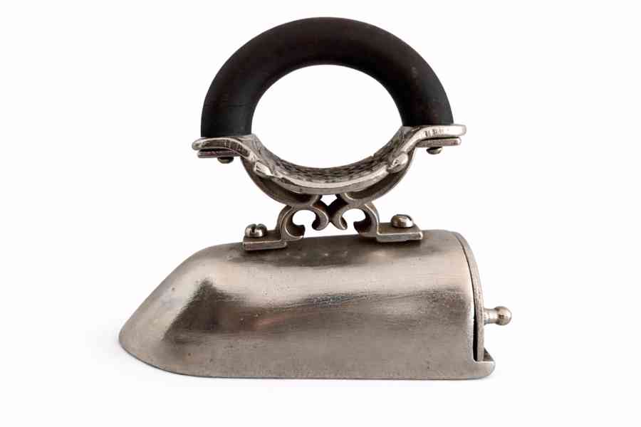 Starožitná niklovaná žehlička s nahřívacím tělískem - foto 3