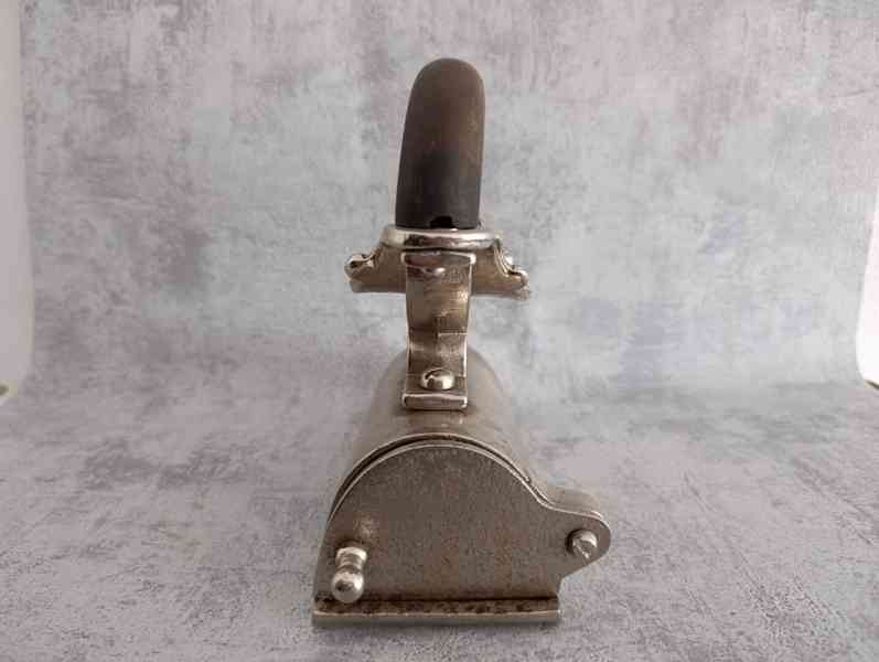 Starožitná niklovaná žehlička s nahřívacím tělískem - foto 8