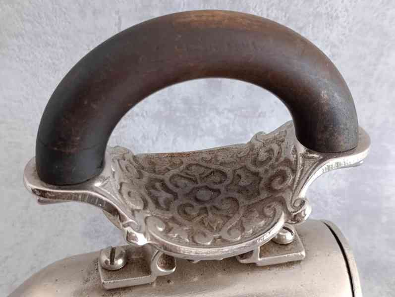 Starožitná niklovaná žehlička s nahřívacím tělískem - foto 5