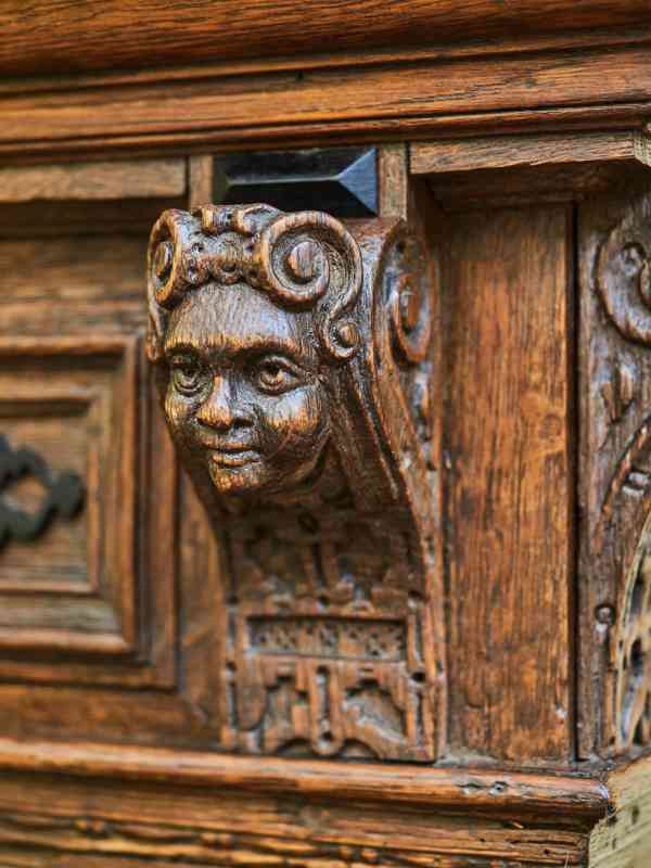 Vlámská renesanční skříň z dubu s bohatou řezbou - foto 5