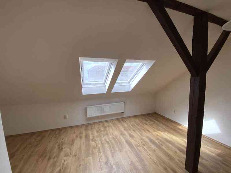 PRONÁJEM ZREKONSTRUOVANÉHO STŘEŠNÍHO BYTU 1+ KK, BRNO - foto 4