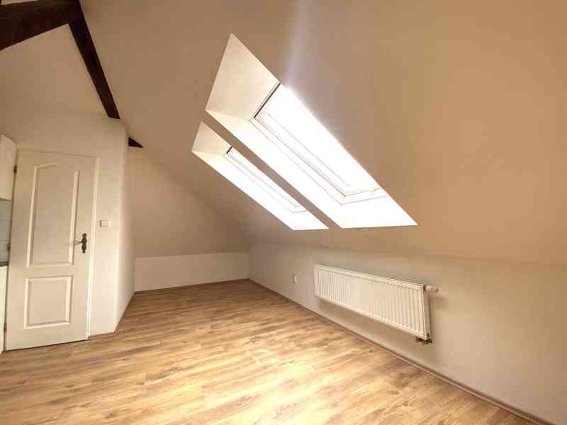 PRONÁJEM ZREKONSTRUOVANÉHO STŘEŠNÍHO BYTU 1+ KK, BRNO - foto 7