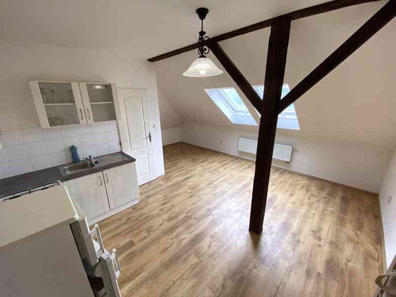 PRONÁJEM ZREKONSTRUOVANÉHO STŘEŠNÍHO BYTU 1+ KK, BRNO - foto 2