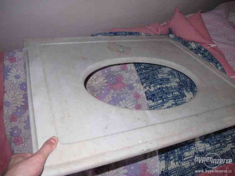 Mramorová starožitná deska k umývadlu nebo zrcadlu   - foto 2