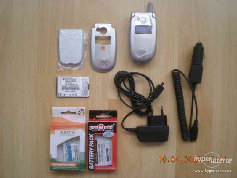 Motorola V500 - funkční véčkový mobilní telefon - foto 1