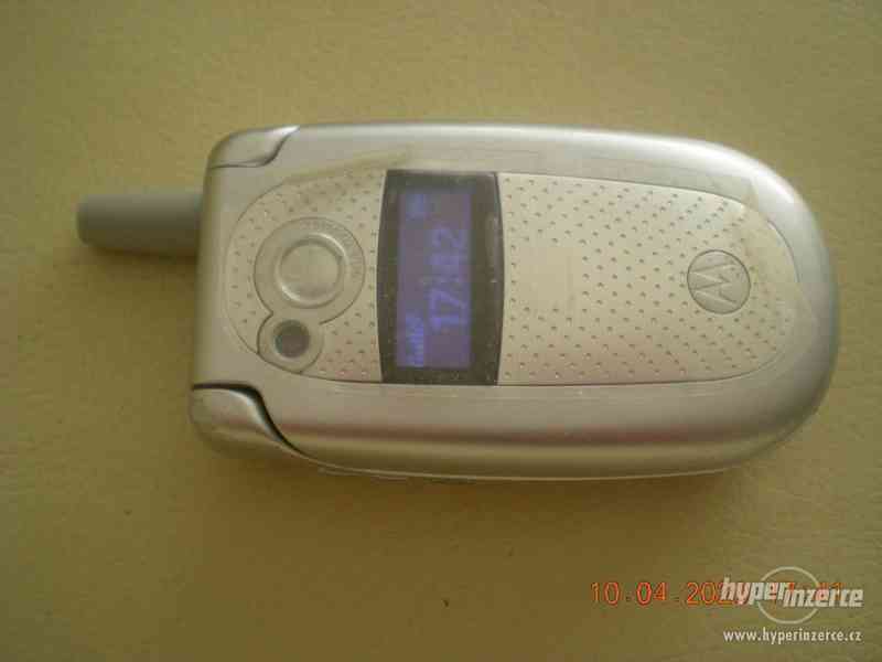 Motorola V500 - funkční véčkový mobilní telefon - foto 2