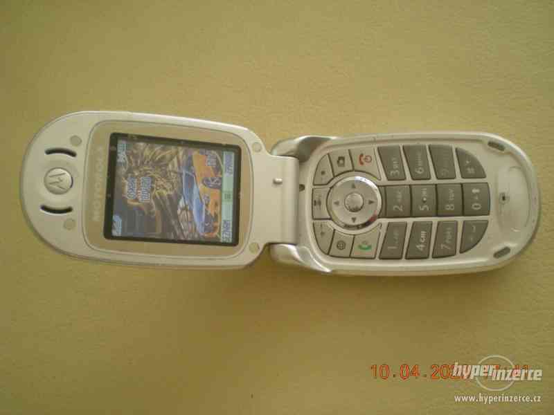 Motorola V500 - funkční véčkový mobilní telefon - foto 3