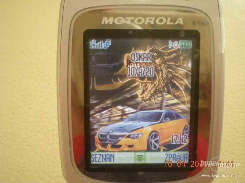 Motorola V500 - funkční véčkový mobilní telefon - foto 4