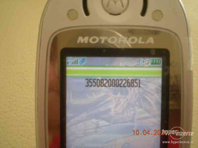 Motorola V500 - funkční véčkový mobilní telefon - foto 5