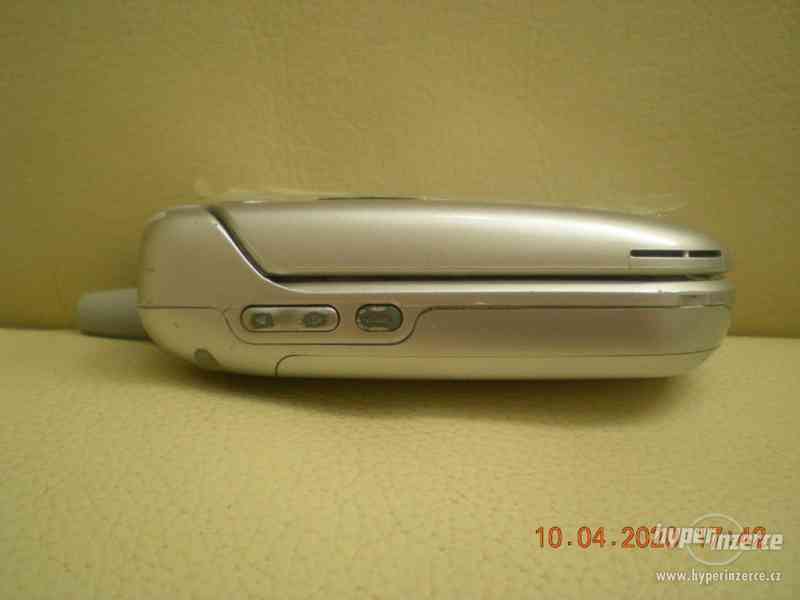 Motorola V500 - funkční véčkový mobilní telefon - foto 6