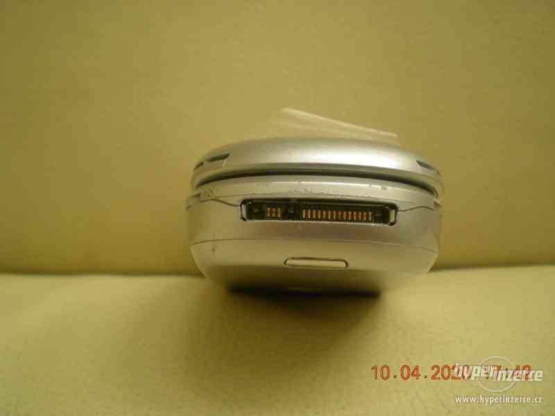 Motorola V500 - funkční véčkový mobilní telefon - foto 9