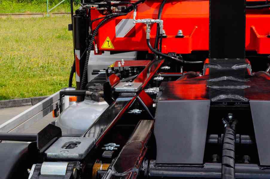 MAN TGM 15.250 - HÁKOVÝ NOSIČ KONTEJNERŮ + HYDRAULICKÁ RUKA - foto 29