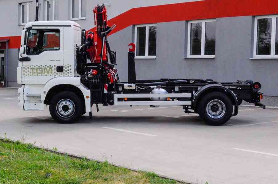 MAN TGM 15.250 - HÁKOVÝ NOSIČ KONTEJNERŮ + HYDRAULICKÁ RUKA - foto 100