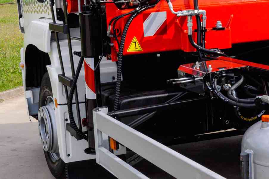 MAN TGM 15.250 - HÁKOVÝ NOSIČ KONTEJNERŮ + HYDRAULICKÁ RUKA - foto 34