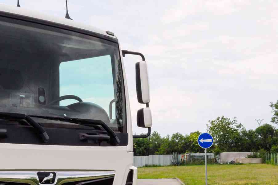 MAN TGM 15.250 - HÁKOVÝ NOSIČ KONTEJNERŮ + HYDRAULICKÁ RUKA - foto 51