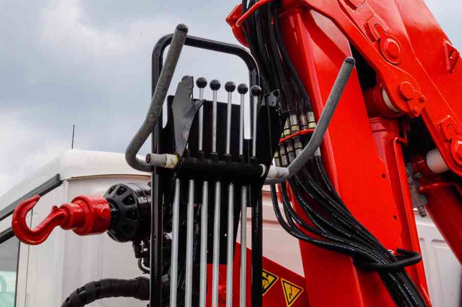 MAN TGM 15.250 - HÁKOVÝ NOSIČ KONTEJNERŮ + HYDRAULICKÁ RUKA - foto 46