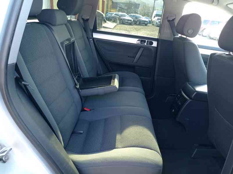 Volkswagen Touareg 2.5 TDI 128kW/4x4/Manuál/1Maj - foto 22