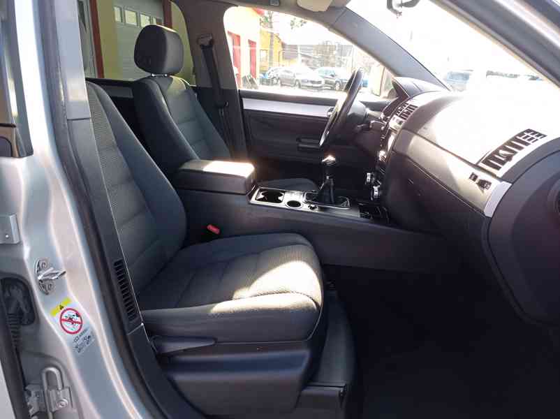 Volkswagen Touareg 2.5 TDI 128kW/4x4/Manuál/1Maj - foto 24