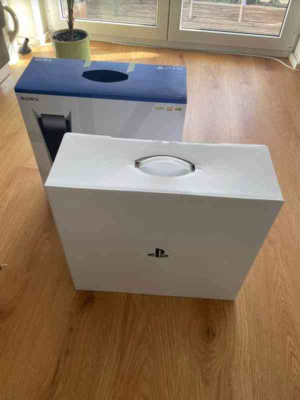 PlayStation 5 se 2 ovladači a několika hrami – výborný stav. - foto 3