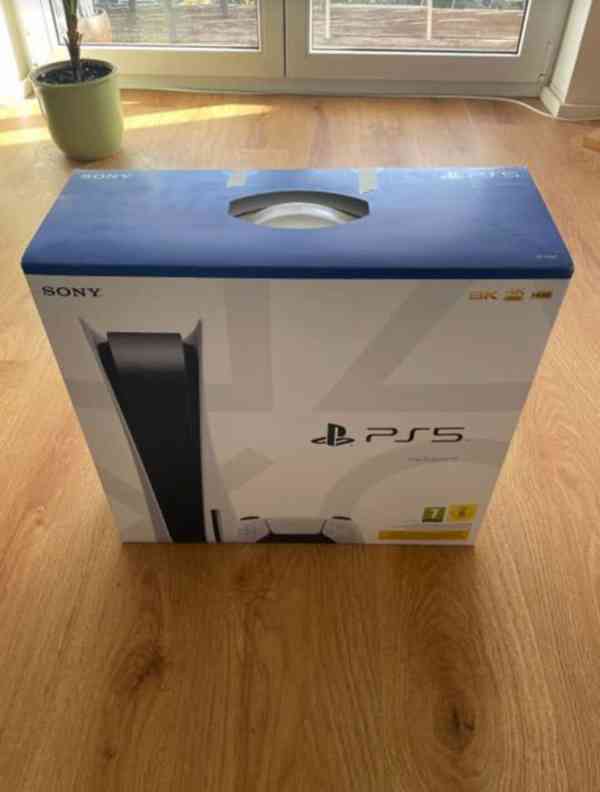 PlayStation 5 se 2 ovladači a několika hrami – výborný stav. - foto 2