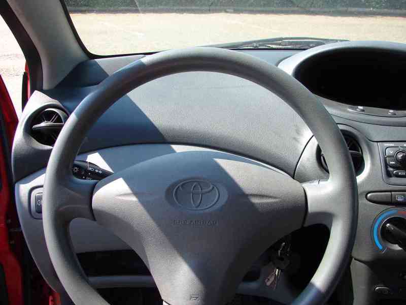 Toyota Yaris, 1.0i r.v.1999 3.Maj,ČR,Posilovač řízení  - foto 7