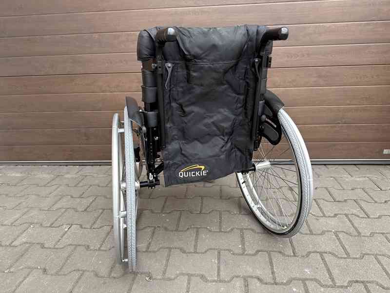 Mechanický invalidní vozík bez podnoží, 43 cm šíře sedu - foto 4