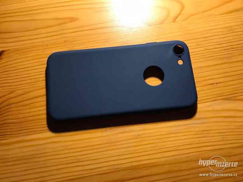 Tmavě modrý kryt pro iPhone 7/8 - foto 1