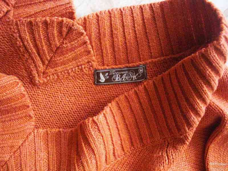 Orandžový svetr s výstřihem - foto 2