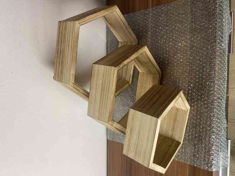 Dřevěné šestihranné police – sada 3 kusů