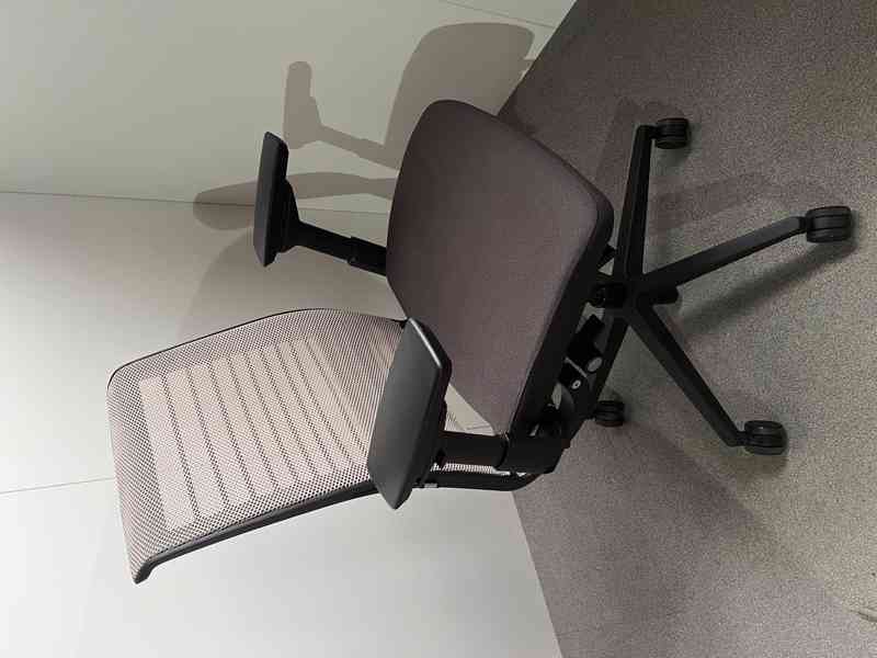 Prodám židli Steelcase Think. Super stav!! - foto 2