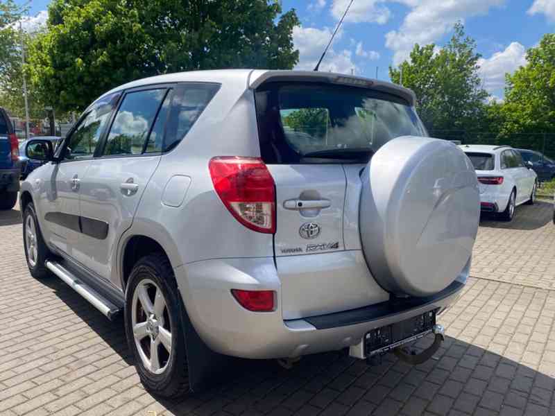 Toyota RAV 4 2.0i Executive 4x4 Aut. benzín 112kw - foto 17