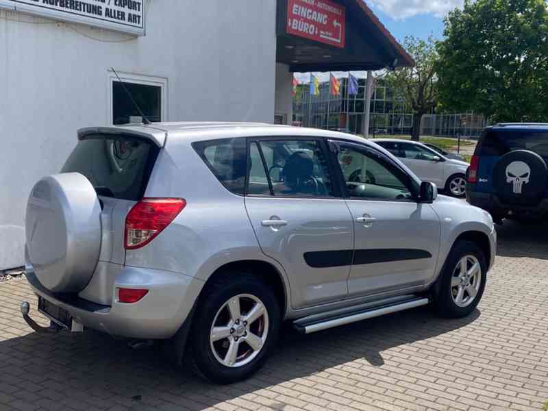 Toyota RAV 4 2.0i Executive 4x4 Aut. benzín 112kw - foto 21