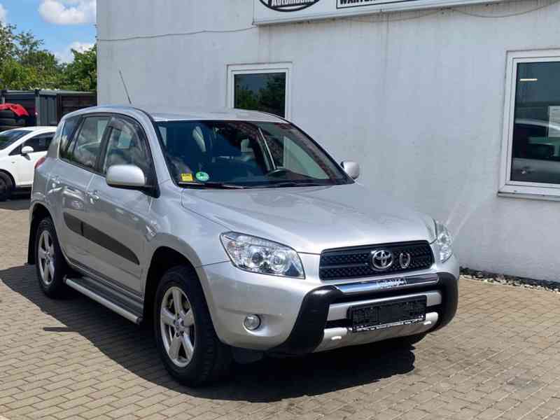 Toyota RAV 4 2.0i Executive 4x4 Aut. benzín 112kw - foto 20