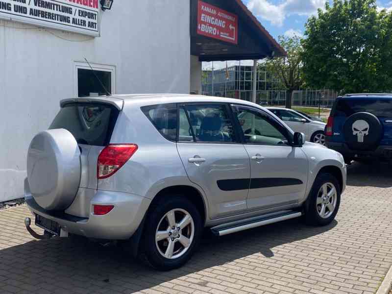 Toyota RAV 4 2.0i Executive 4x4 Aut. benzín 112kw - foto 8