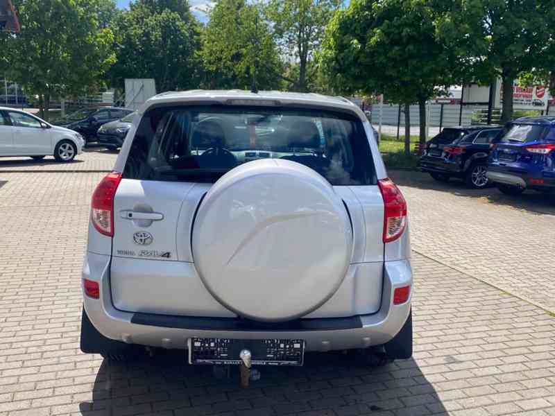 Toyota RAV 4 2.0i Executive 4x4 Aut. benzín 112kw - foto 12