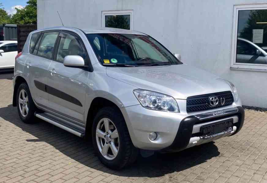 Toyota RAV 4 2.0i Executive 4x4 Aut. benzín 112kw - foto 10