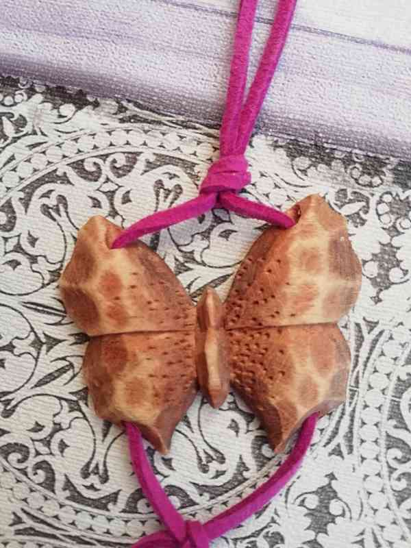 Náhrdelník vyřezávaný motýl na kůži - foto 2