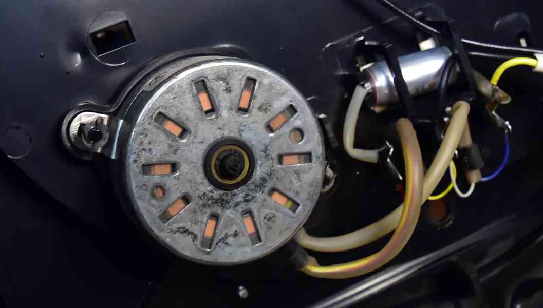 Synchronní motor M 305 - gramofon Tesla NC 300 - foto 2