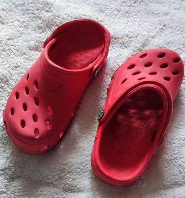 Dětské červené Crocs boty, vel. 28 - foto 2