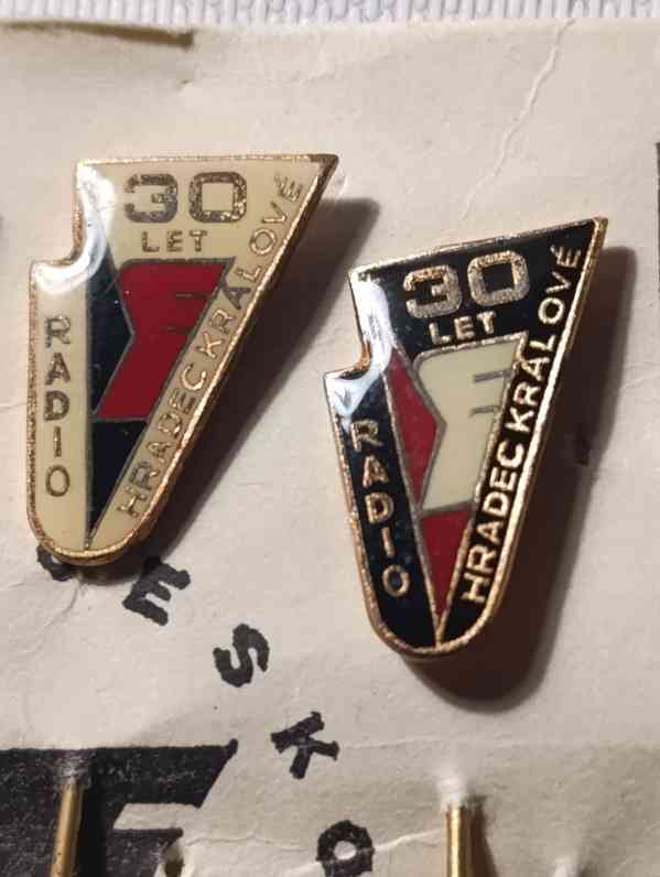 Sada 5 sběratelských odznaků 30 let Radio Hradec Králové - foto 3