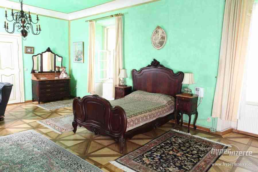 Zámecká ložnice s velkou postelí z 19. století - foto 1