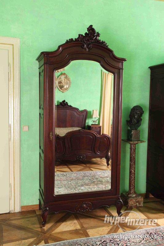 Zámecká ložnice s velkou postelí z 19. století - foto 3