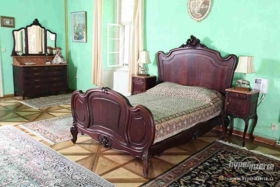 Zámecká ložnice s velkou postelí z 19. století - foto 5