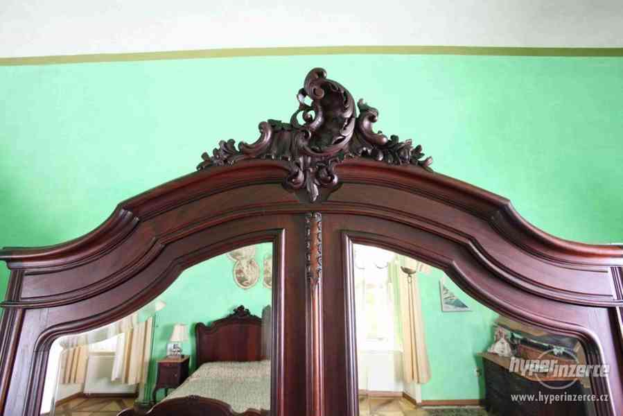 Zámecká ložnice s velkou postelí z 19. století - foto 12