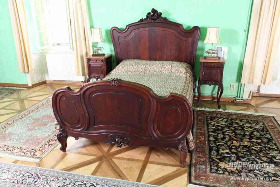 Zámecká ložnice s velkou postelí z 19. století - foto 16