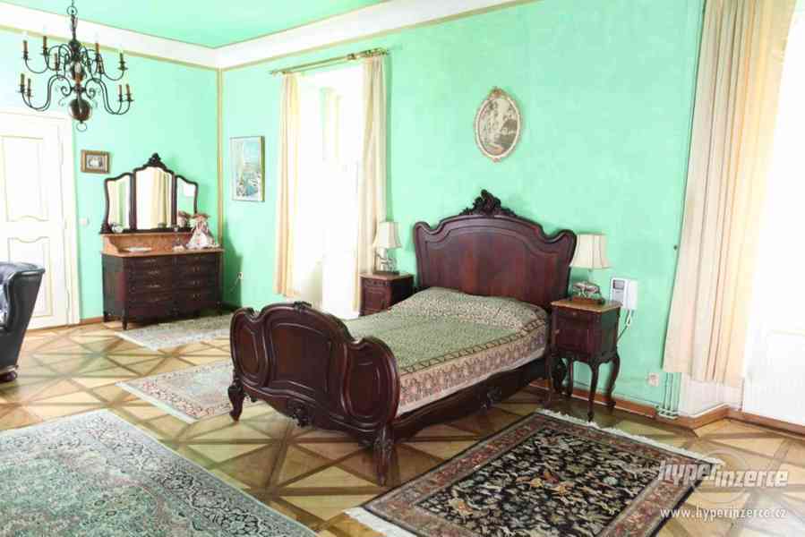 Zámecká ložnice s velkou postelí z 19. století - foto 17