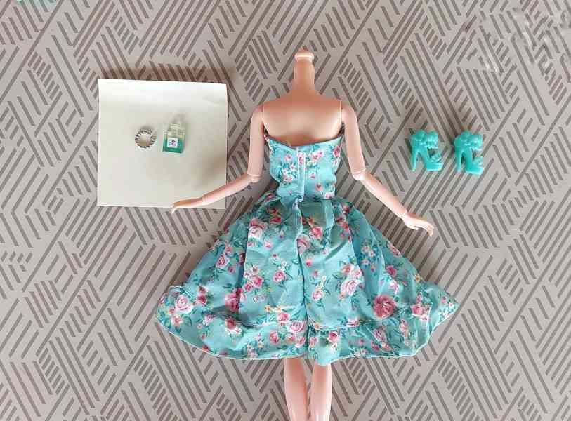 NOVÉ! Set pro Barbie, šaty + boty + parfém + náramek - foto 8