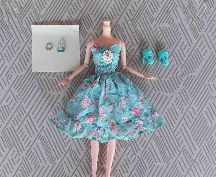 NOVÉ! Set pro Barbie, šaty + boty + parfém + náramek - foto 1