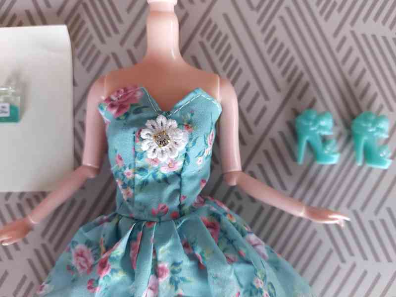 NOVÉ! Set pro Barbie, šaty + boty + parfém + náramek - foto 2